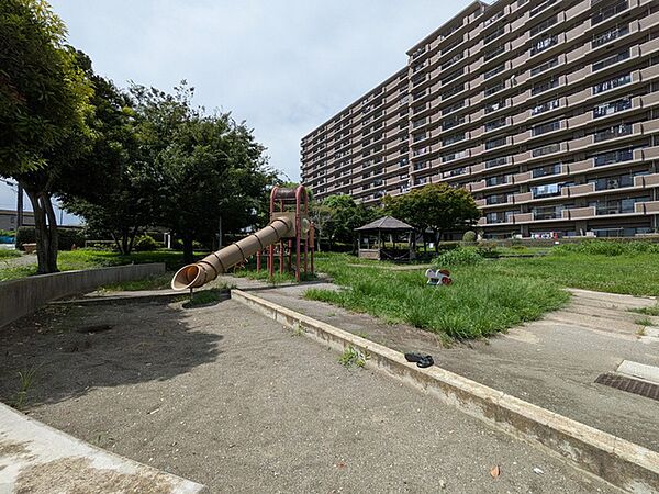 公園隣接・徒歩0分のお子様の遊び場に◎