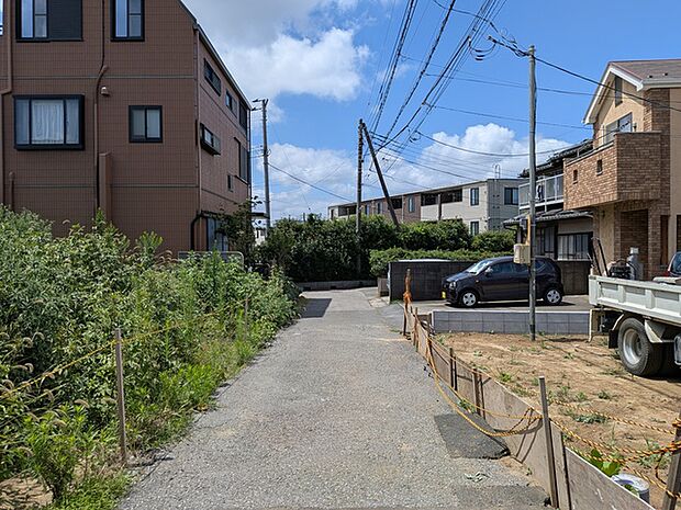 買い物施設も周辺に点在しております
