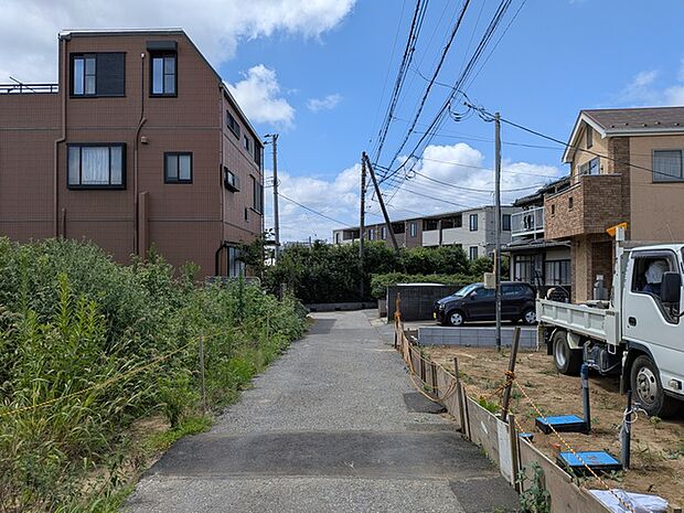 買い物施設も周辺に点在しております