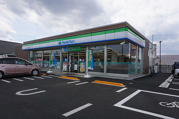 ファミリーマート八千代緑が丘駅南店390m徒歩5分