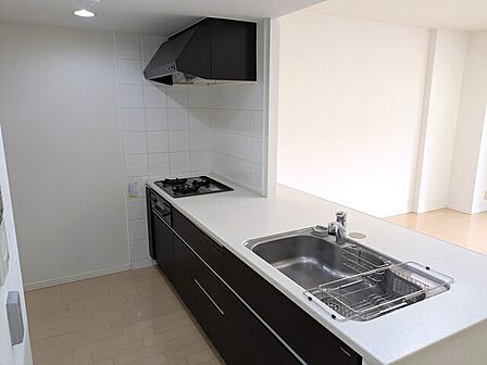 3口コンロ、水切りラック付き。設備が整ったキッチン