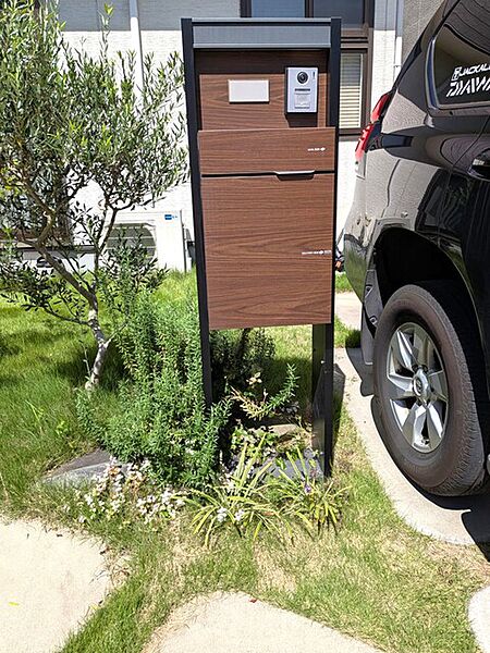 不在時の受け取りも安心なデリバリーボックス付きメールボックス