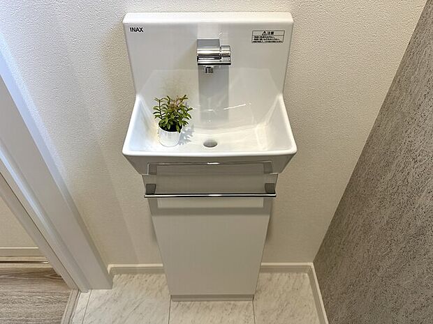 手洗い器は正面にございます
