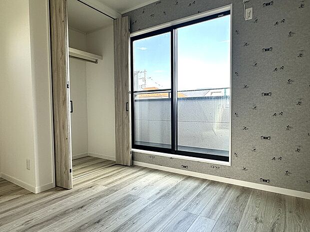 こちらの部屋にもバルコニーがございます