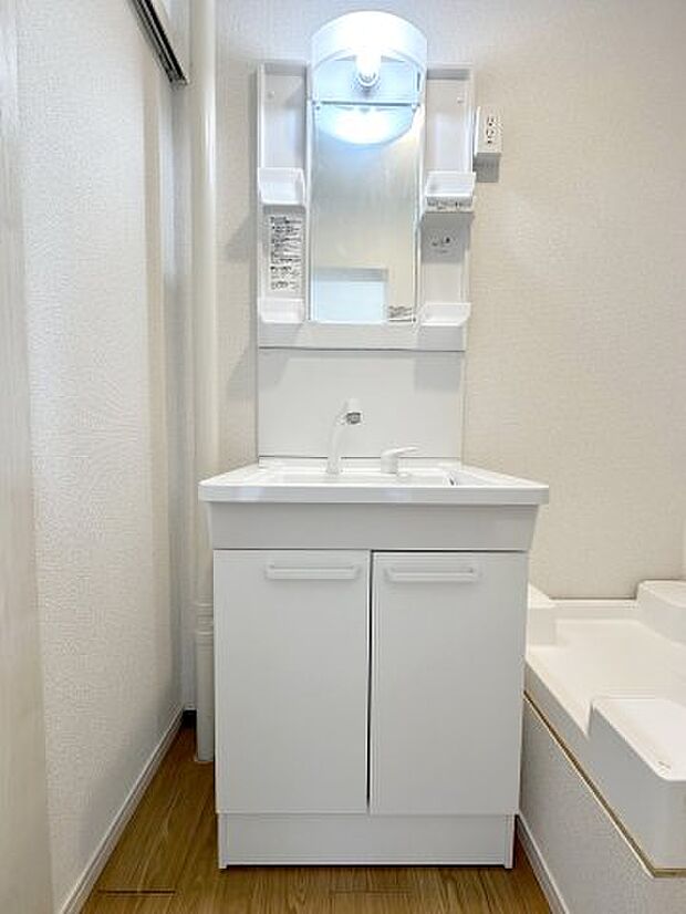 白で統一された清潔感のある洗面化粧台