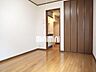 その他：窓側から。キレイなフローリングのお部屋です♪
