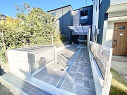 8 / 11