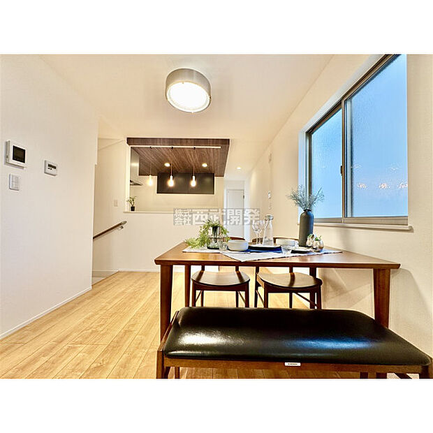 柔らかな光が射し込む家族団らんのLDK