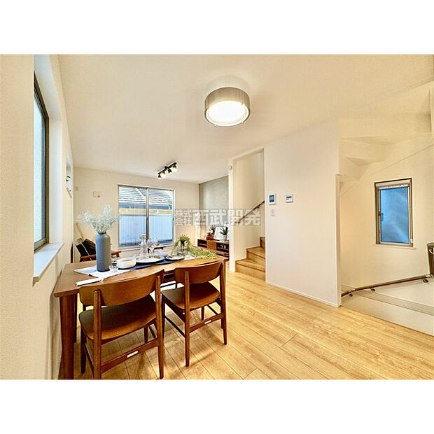 ご家族のコミュニケーションも増える開放的なリビングイン階段です。「ただいま」「おかえり」が聞こえる明るいお家です。