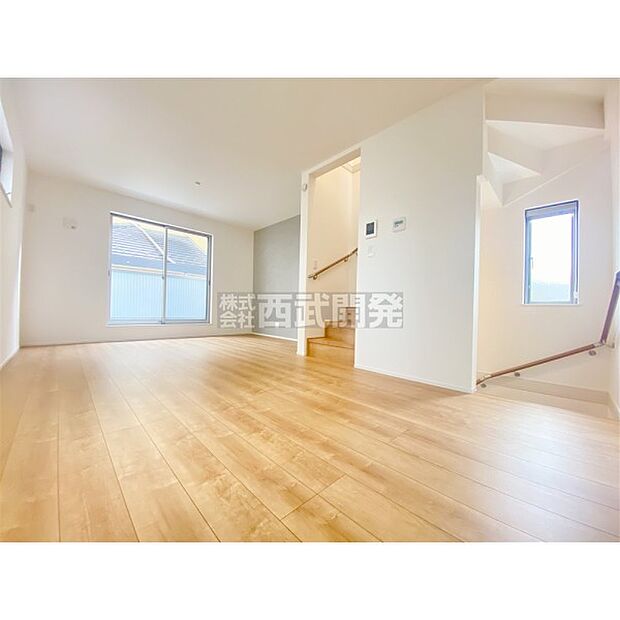 ご家族のコミュニケーションも増える開放的なリビングイン階段です。「ただいま」「おかえり」が聞こえる明るいお家です。