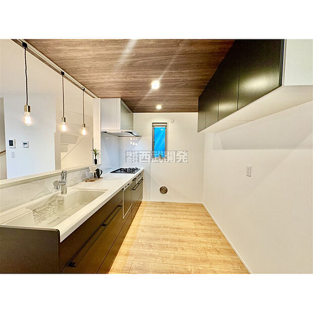 吊り戸棚も付いていて収納豊富なキッチンです。