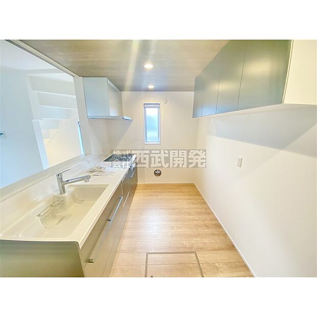 吊り戸棚も付いていて収納豊富なキッチンです。