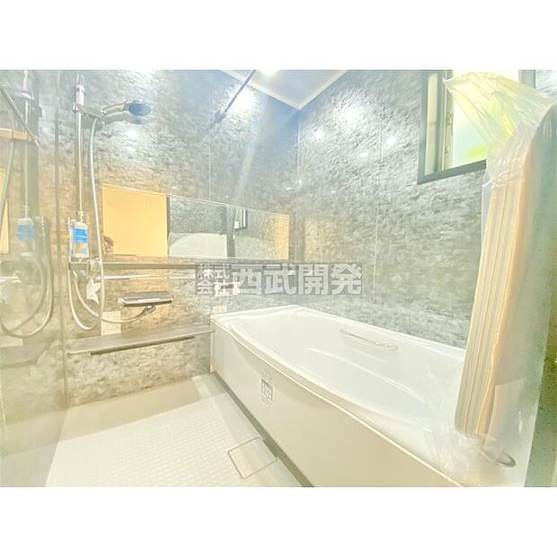 換気乾燥機付きの浴室は、雨の日でも洗濯物ができるのでとても便利です。梅雨の時期でもこれで安心ですね。