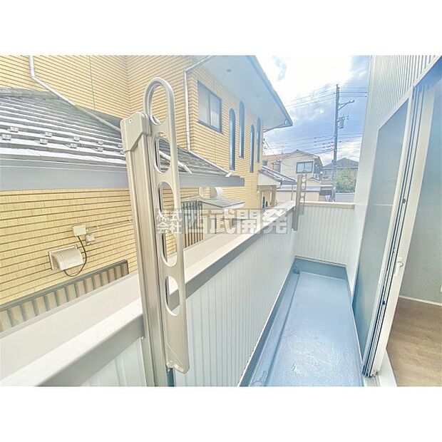 太陽の光が射し込むバルコニーは、洗濯物を干すのが楽しくなりますね。