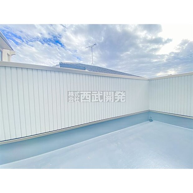 ワイドなバルコニーで洗濯物もお布団も、たくさん干せます。広いバルコニーは使い勝手が良好です。