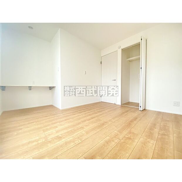 洋服などをすべて収納して室内空間は広々快適