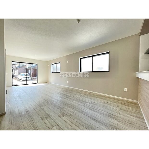 大きな窓からたっぷりの陽が入るＬＤＫ