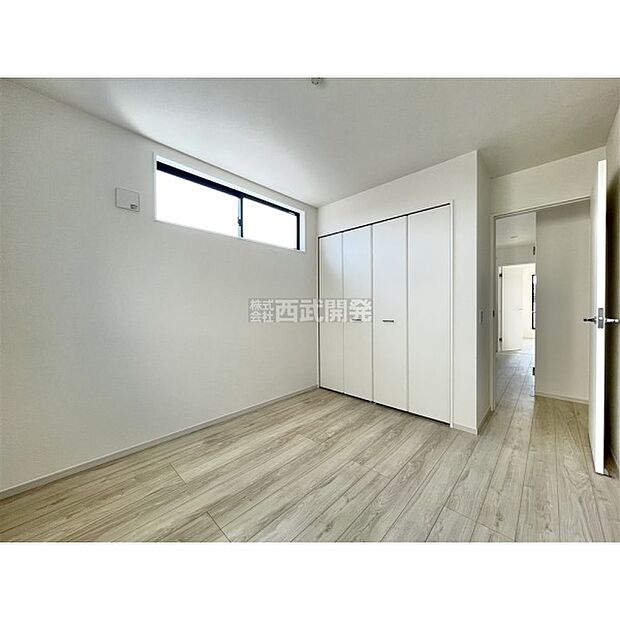 洋服などをすべて収納して室内空間は広々快適