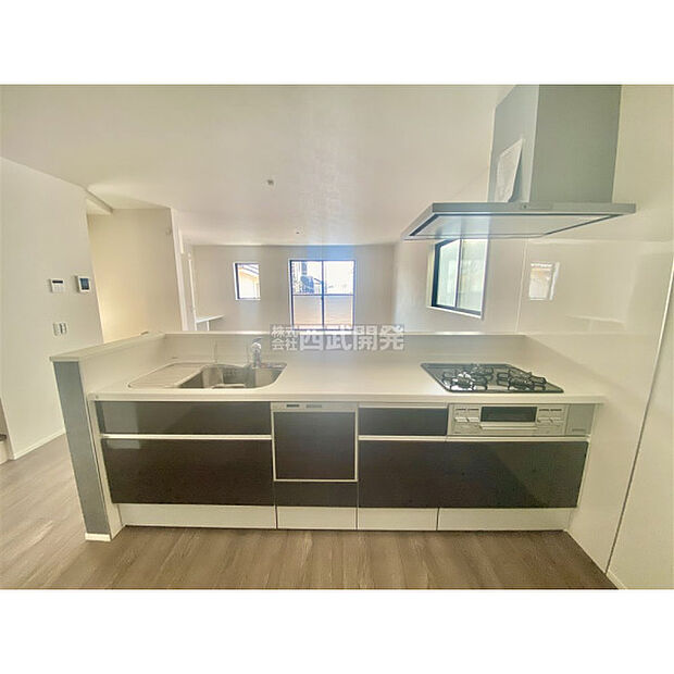 料理中もリビングの家族に目が届く対面カウンターキッチン。食器洗い乾燥機付きなので、食後はゆっくり家族だんらんを楽しめます