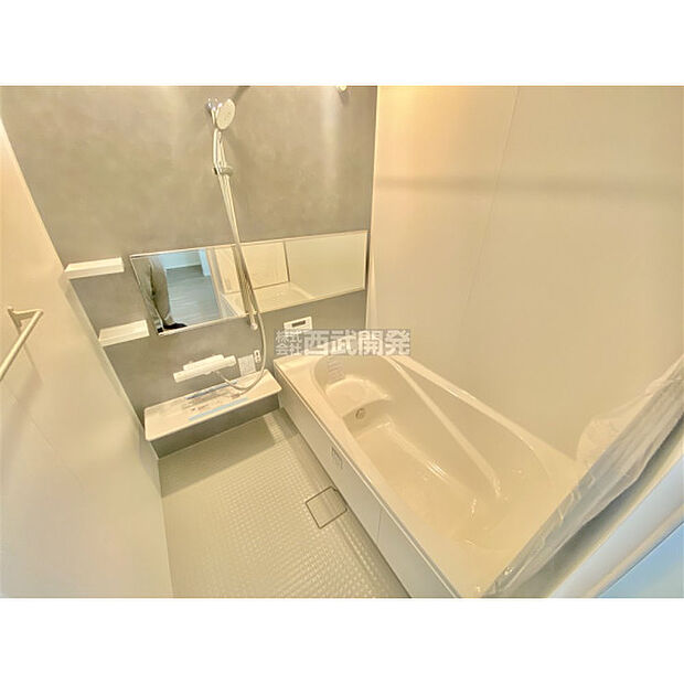 換気乾燥機付きの浴室は、雨の日でも洗濯物ができるのでとても便利です。梅雨の時期でもこれで安心ですね。