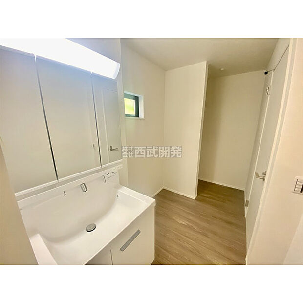 収納力と機能性に優れた三面鏡洗面化粧台です。鏡の裏は収納スペースになっていますので、すっきり清潔に保てます。