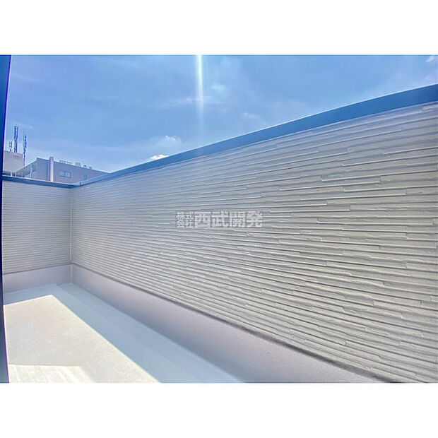 太陽の光が射し込むバルコニーは、洗濯物を干すのが楽しくなりますね。