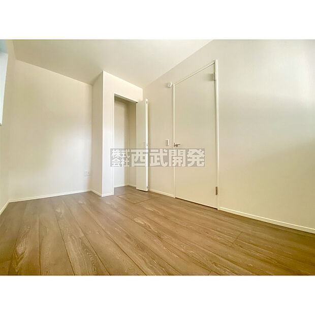 洋服などをすべて収納して室内空間は広々快適