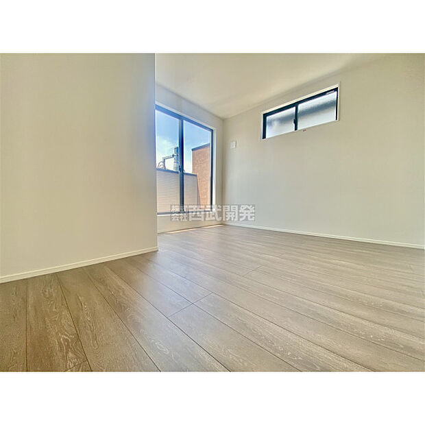 明かり取りの窓が一つあるだけでお部屋の印象がぐっと変わります。細やかな気遣いが感じられるこだわりですね。