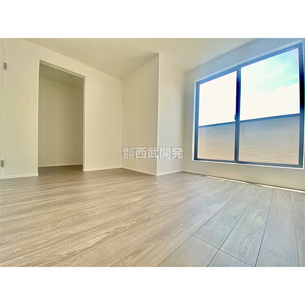 穏やかな日差しと心地よい風が吹き抜ける窓配置