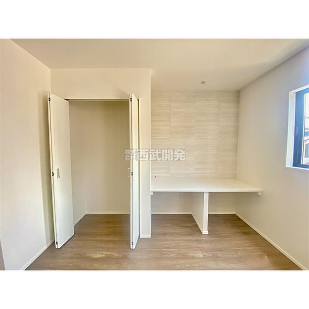 LDKにはカウンターと収納がございます。