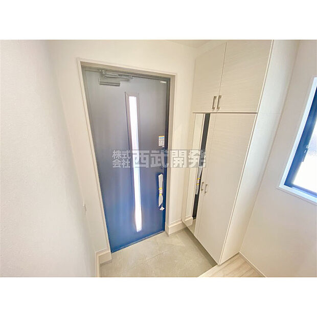 シューズボックスには鏡が付いているので、外出前の身支度チェックができます。