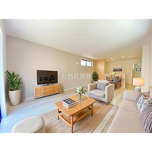 配置してある家具や小物はCGによるイメージです。柔らかな光が射し込む家族団らんのＬＤＫ