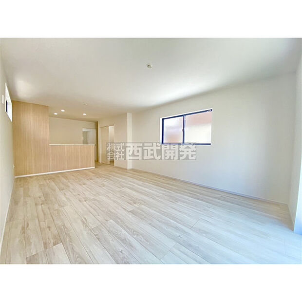 リビングには太陽の光が射し込みます。家族が集まる場所だからこそ、明るい空間作りがかかせません。