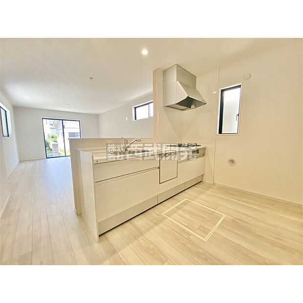 キッチンの蛇口には浄水機能が付いています。シャワーヘッドタイプなのでお掃除も楽になりますね。