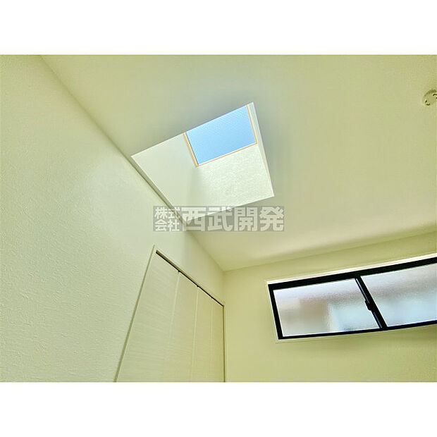 天窓を設けることで、更なる明るさを享受します。