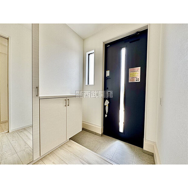 シューズボックスには鏡が付いているので、外出前の身支度チェックができます。