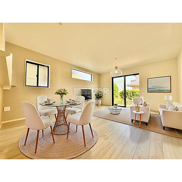 配置してある家具や小物はCGによるイメージです。柔らかな光が射し込む家族団らんのＬＤＫ