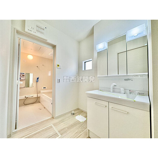 機能的でありながらシンプルなスタイルの洗面化粧台です。全収納型のミラーキャビネットで細かいものもスッキリ収納できます。