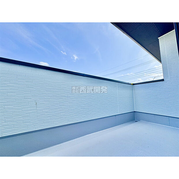 ワイドなバルコニーで洗濯物もお布団も、たくさん干せます。広いバルコニーは使い勝手が良好です。