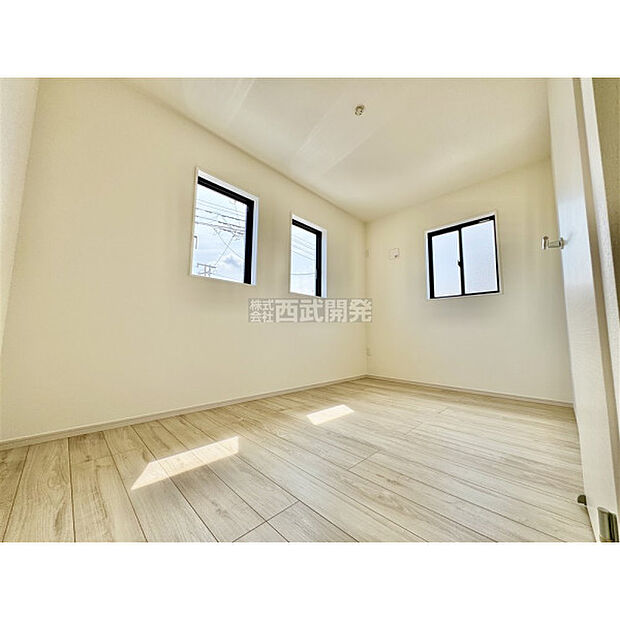 穏やかな日差しと心地よい風が吹き抜ける窓配置