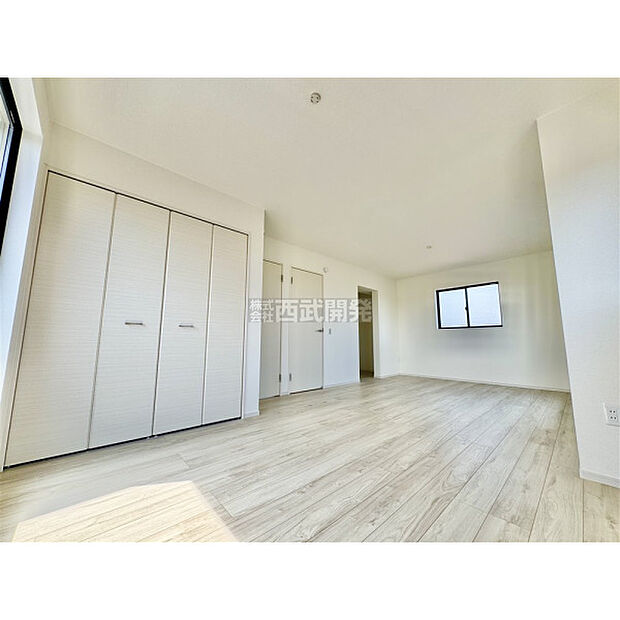 洋服などをすべて収納して室内空間は広々快適