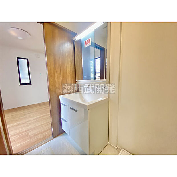 三面鏡、ハンドシャワー付きの洗面化粧台でラクラク朝シャン