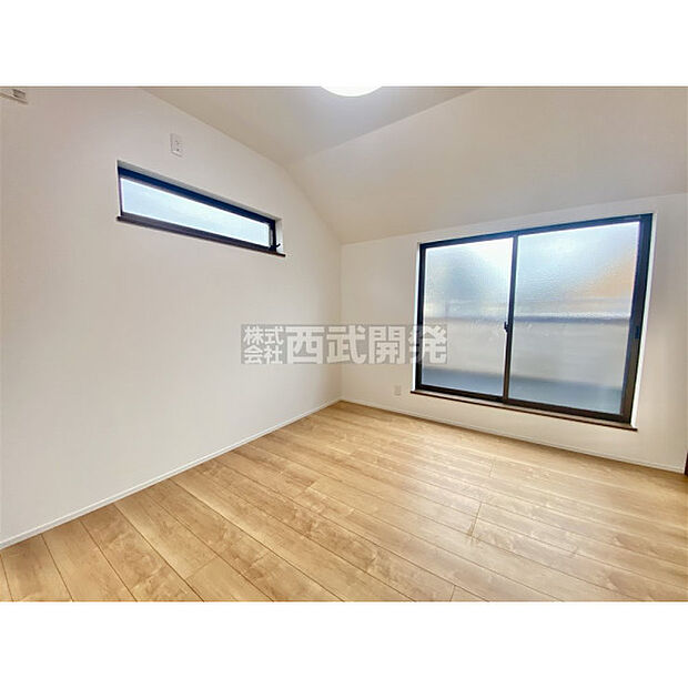 大きな窓からたっぷりの陽射しが室内を明るく彩ります