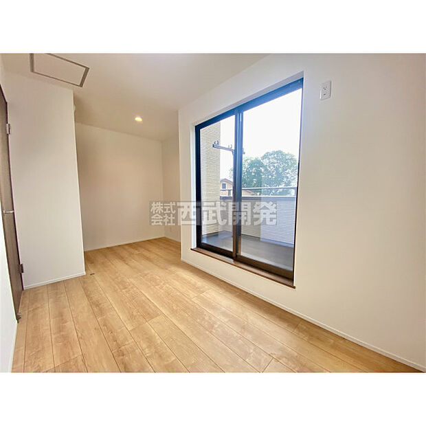 溢れる陽光で笑顔も輝く室内