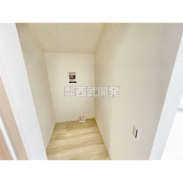 ウォークインクロゼットで満足の収納力