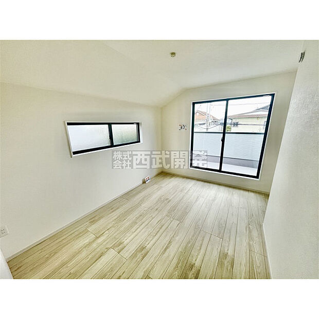 大きな窓からたっぷりの陽射しが室内を明るく彩ります