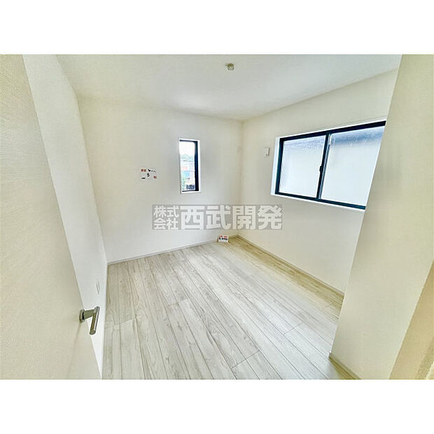 穏やかな日差しと心地よい風が吹き抜ける窓配置