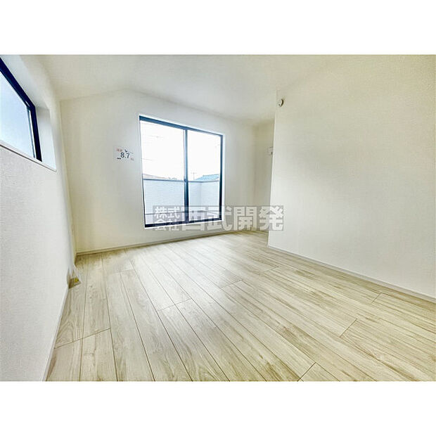 明るい日差しが注ぎ込む居室空間