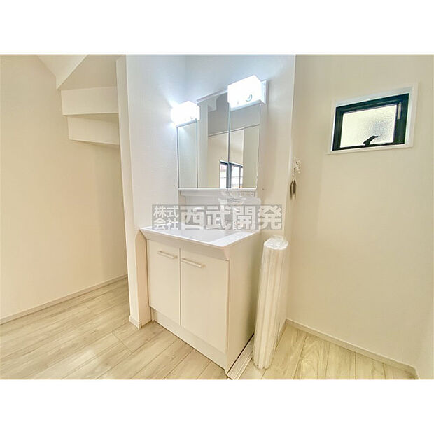 収納力の高い三面鏡付洗面台のある洗面所