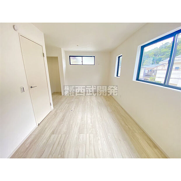 穏やかな日差しと心地よい風が吹き抜ける窓配置